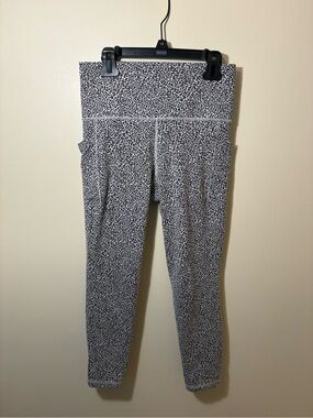 Athleta Salutation Stash II Textured Leggings Size S 3/4 length